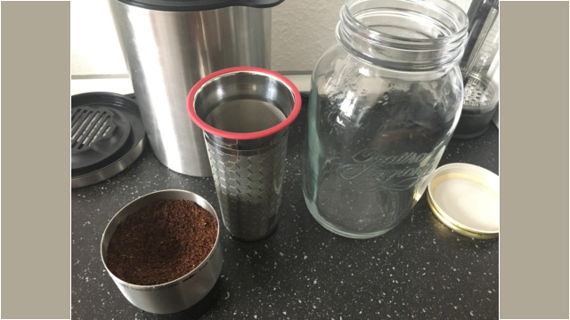 Kaffee in den Filter geben