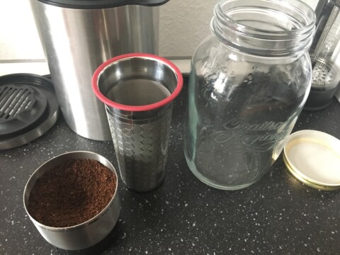 Kaffee in den Filter geben